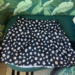 Athletic daisy skirt with hidden shorts. 2X